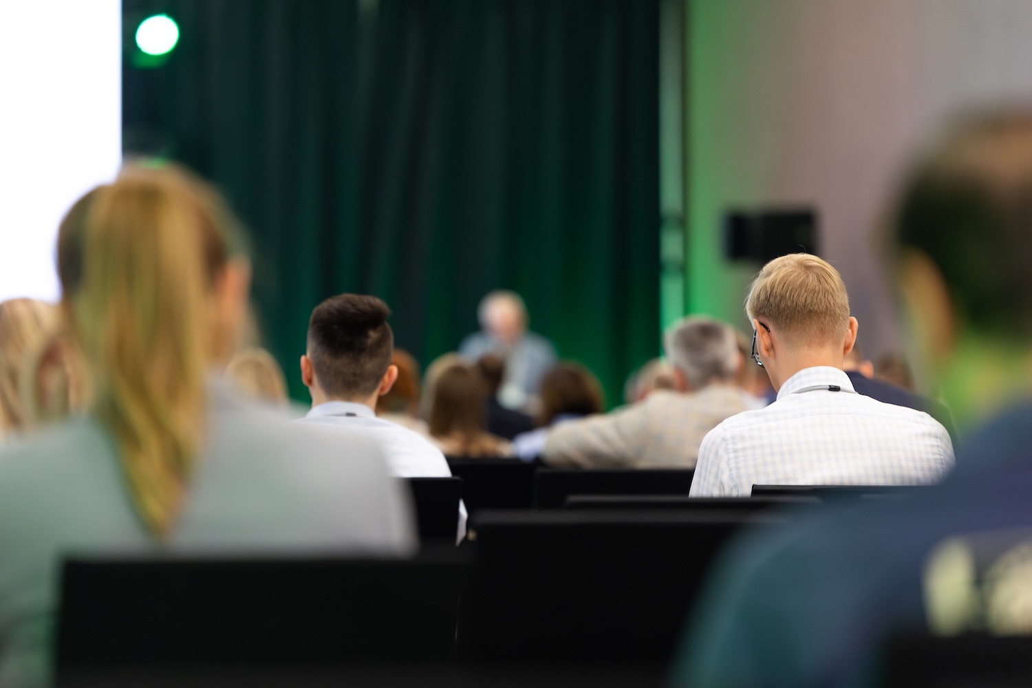 rear-view-of-the-audience-at-a-business-conference-2026-01-05-23-14-53-utc